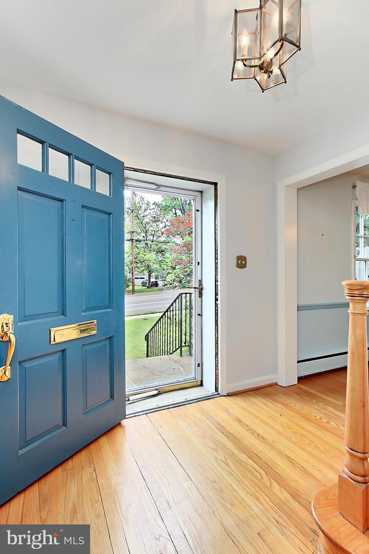 4018 N CHESTERBROOK RD, ARLINGTON, Virginia 22207, 4 Bedrooms Bedrooms, ,2 BathroomsBathrooms,Residential,For sale,4018 N CHESTERBROOK RD,VAAR2056222 MLS # VAAR2056222
