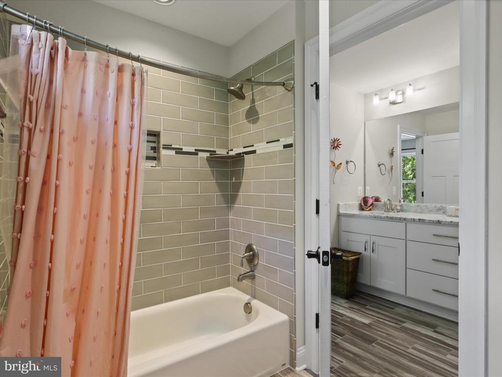 8254 LEES RIDGE RD, WARRENTON, Virginia 20186, 5 Bedrooms Bedrooms, ,4 BathroomsBathrooms,Residential,8254 LEES RIDGE RD,VAFQ2016568 MLS # VAFQ2016568