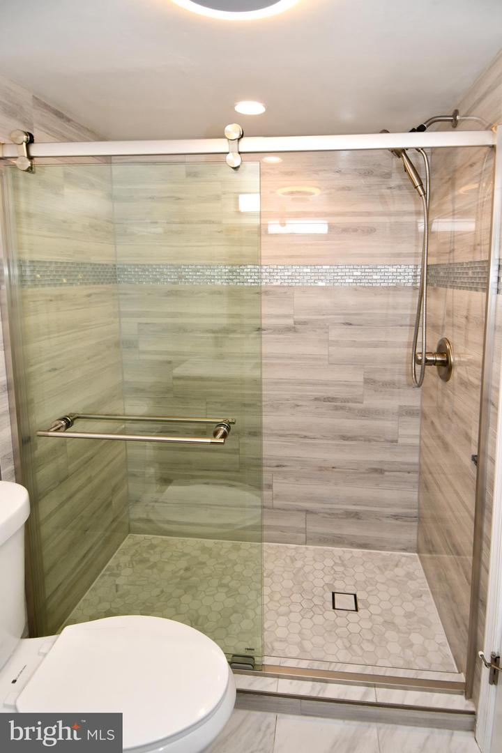 6137 LEESBURG PIKE #101, FALLS CHURCH, Virginia 22041, 1 Bedroom Bedrooms, 2 Rooms Rooms,1 BathroomBathrooms,Residential,For sale,6137 LEESBURG PIKE #101,VAFX2236338 MLS # VAFX2236338