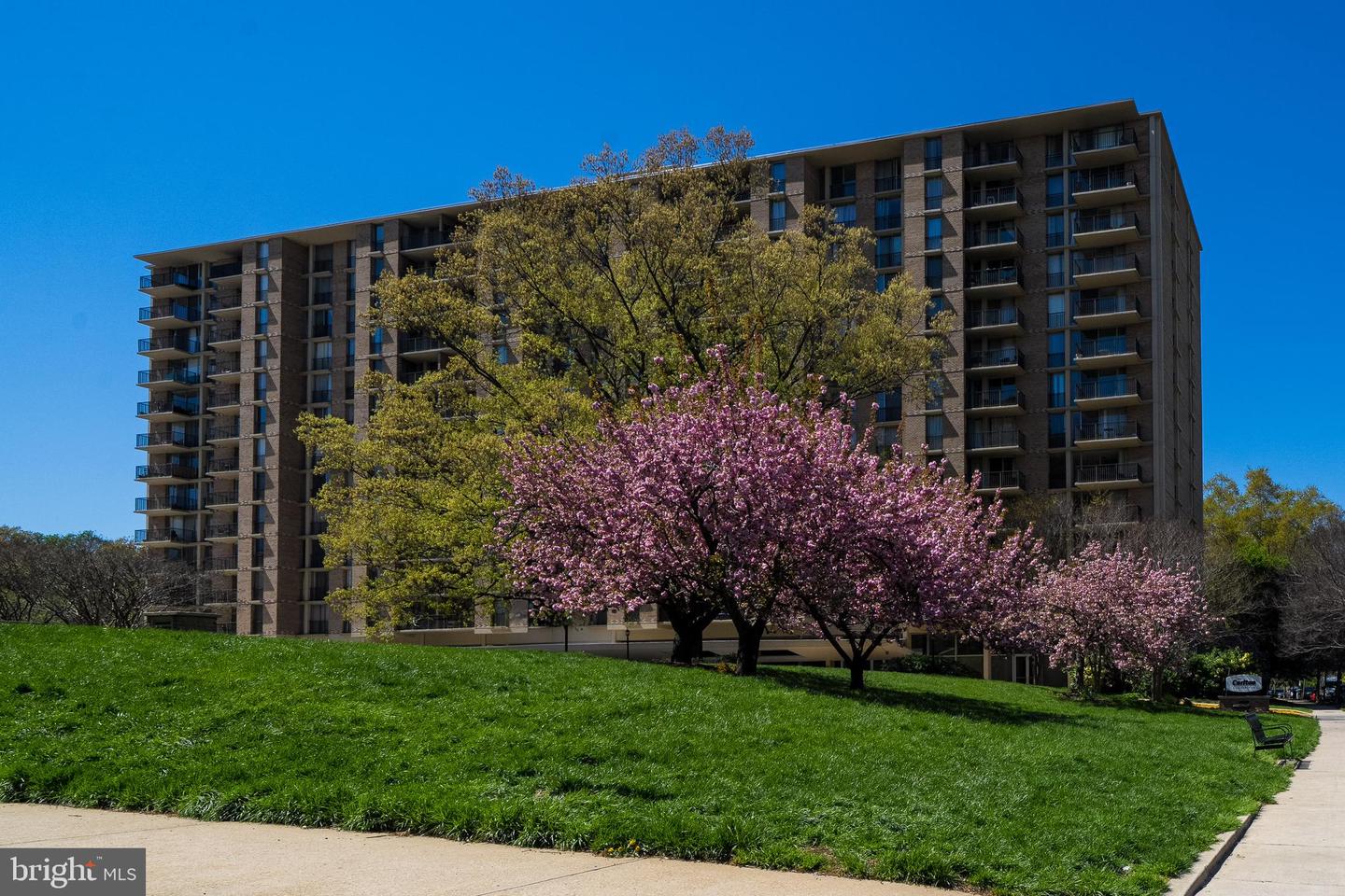 4600 S FOUR MILE RUN DR S #911, ARLINGTON, Virginia 22204, 2 Rooms Rooms,1 BathroomBathrooms,Residential,For sale,4600 S FOUR MILE RUN DR S #911,VAAR2056652 MLS # VAAR2056652