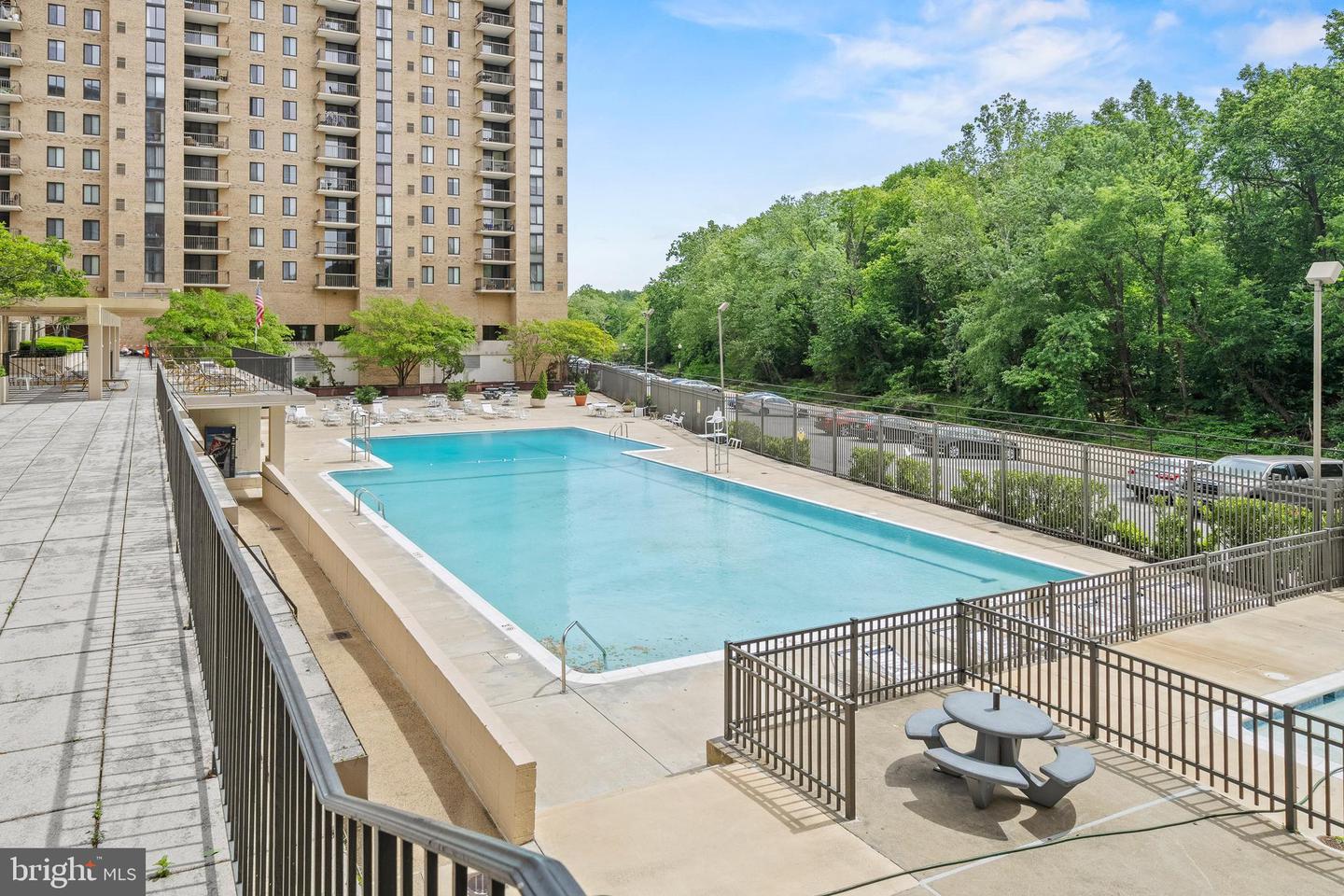 4600 S FOUR MILE RUN DR S #911, ARLINGTON, Virginia 22204, 2 Rooms Rooms,1 BathroomBathrooms,Residential,For sale,4600 S FOUR MILE RUN DR S #911,VAAR2056652 MLS # VAAR2056652