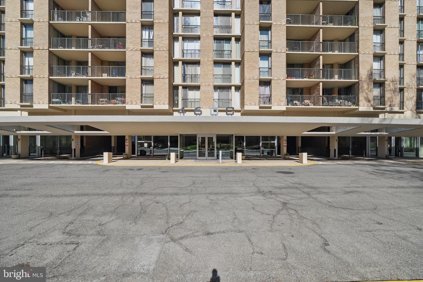 4600 S FOUR MILE RUN DR S #911, ARLINGTON, Virginia 22204, 2 Rooms Rooms,1 BathroomBathrooms,Residential,For sale,4600 S FOUR MILE RUN DR S #911,VAAR2056652 MLS # VAAR2056652