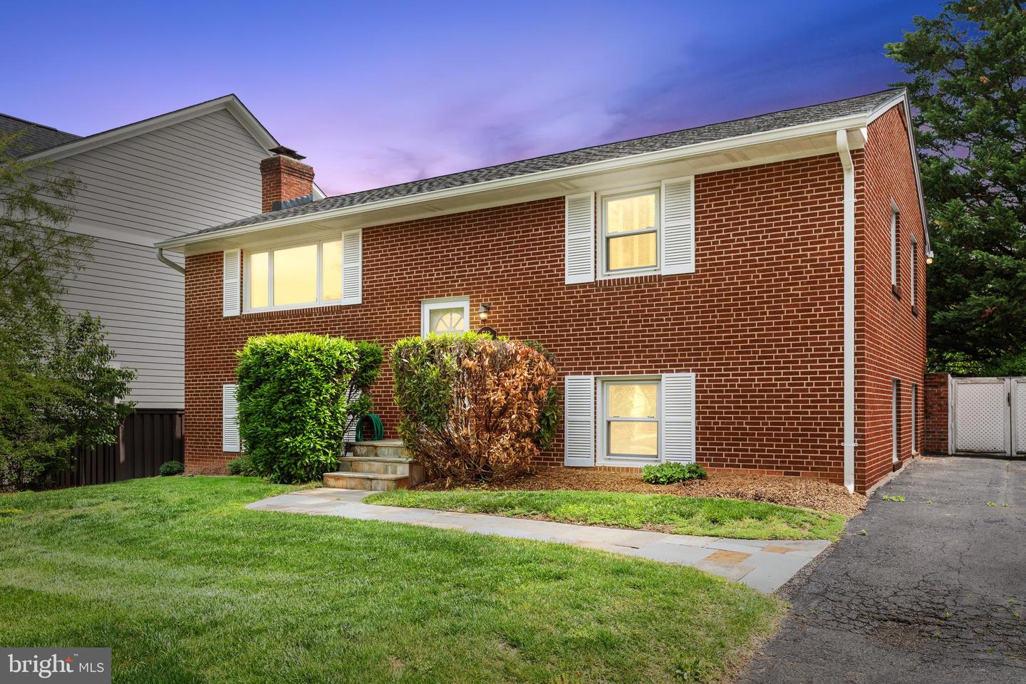 511 WAKEFIELD ST N, ARLINGTON, Virginia 22203, 4 Bedrooms Bedrooms, ,2 BathroomsBathrooms,Residential,For sale,511 WAKEFIELD ST N,VAAR2056718 MLS # VAAR2056718
