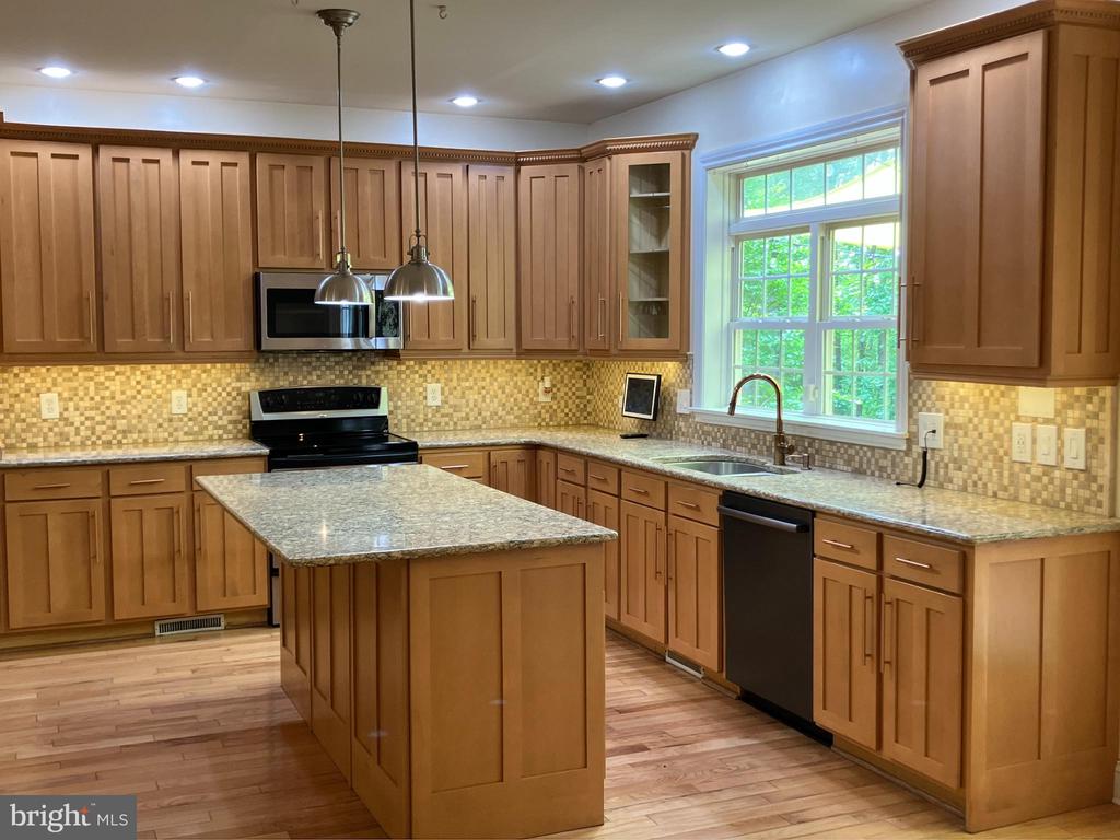 188 BYRD POINT LN, LOUISA, Virginia 23093, 5 Bedrooms Bedrooms, ,3 BathroomsBathrooms,Residential,188 BYRD POINT LN,VALA2007834 MLS # VALA2007834