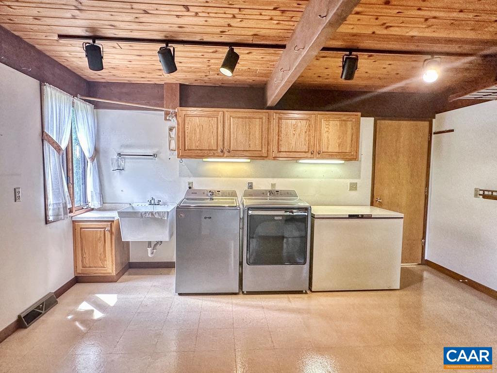 20 PINE BLUFF RD, RUCKERSVILLE, Virginia 22968, 3 Bedrooms Bedrooms, ,3 BathroomsBathrooms,Residential,HazyVue Lake House,20 PINE BLUFF RD,664119 MLS # 664119