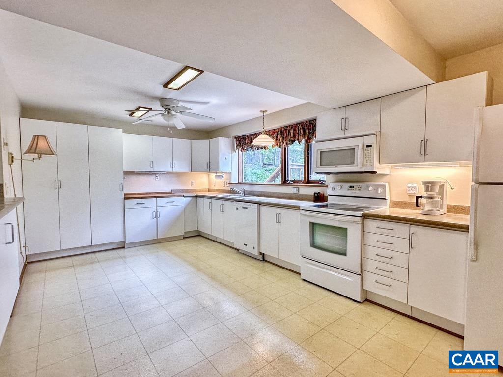 20 PINE BLUFF RD, RUCKERSVILLE, Virginia 22968, 3 Bedrooms Bedrooms, ,3 BathroomsBathrooms,Residential,HazyVue Lake House,20 PINE BLUFF RD,664119 MLS # 664119