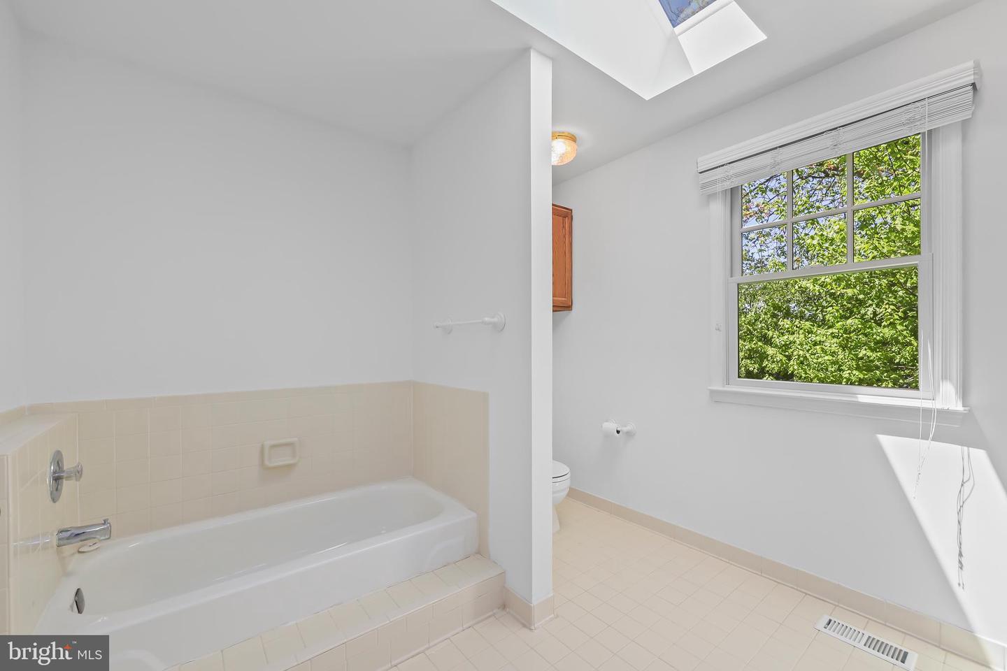 9373 ROBNEL PL, VIENNA, Virginia 22182, 4 Bedrooms Bedrooms, ,3 BathroomsBathrooms,Residential,For sale,9373 ROBNEL PL,VAFX2237122 MLS # VAFX2237122