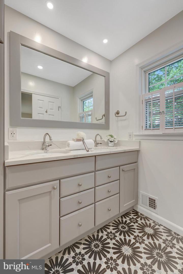 4303 S VALIANT CT, ANNANDALE, Virginia 22003, 5 Bedrooms Bedrooms, ,2 BathroomsBathrooms,Residential,For sale,4303 S VALIANT CT,VAFX2237188 MLS # VAFX2237188