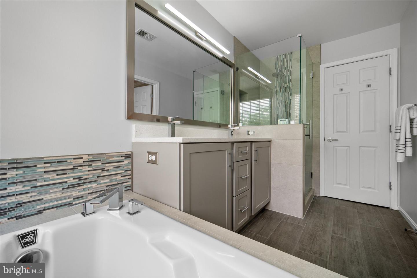8207 SINGLELEAF LN, LORTON, Virginia 22079, 4 Bedrooms Bedrooms, ,3 BathroomsBathrooms,Residential,For sale,8207 SINGLELEAF LN,VAFX2237900 MLS # VAFX2237900