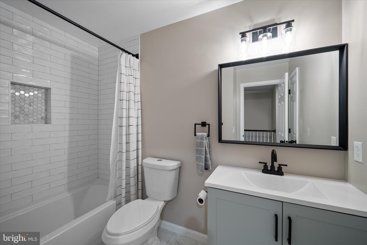 8207 SINGLELEAF LN, LORTON, Virginia 22079, 4 Bedrooms Bedrooms, ,3 BathroomsBathrooms,Residential,For sale,8207 SINGLELEAF LN,VAFX2237900 MLS # VAFX2237900