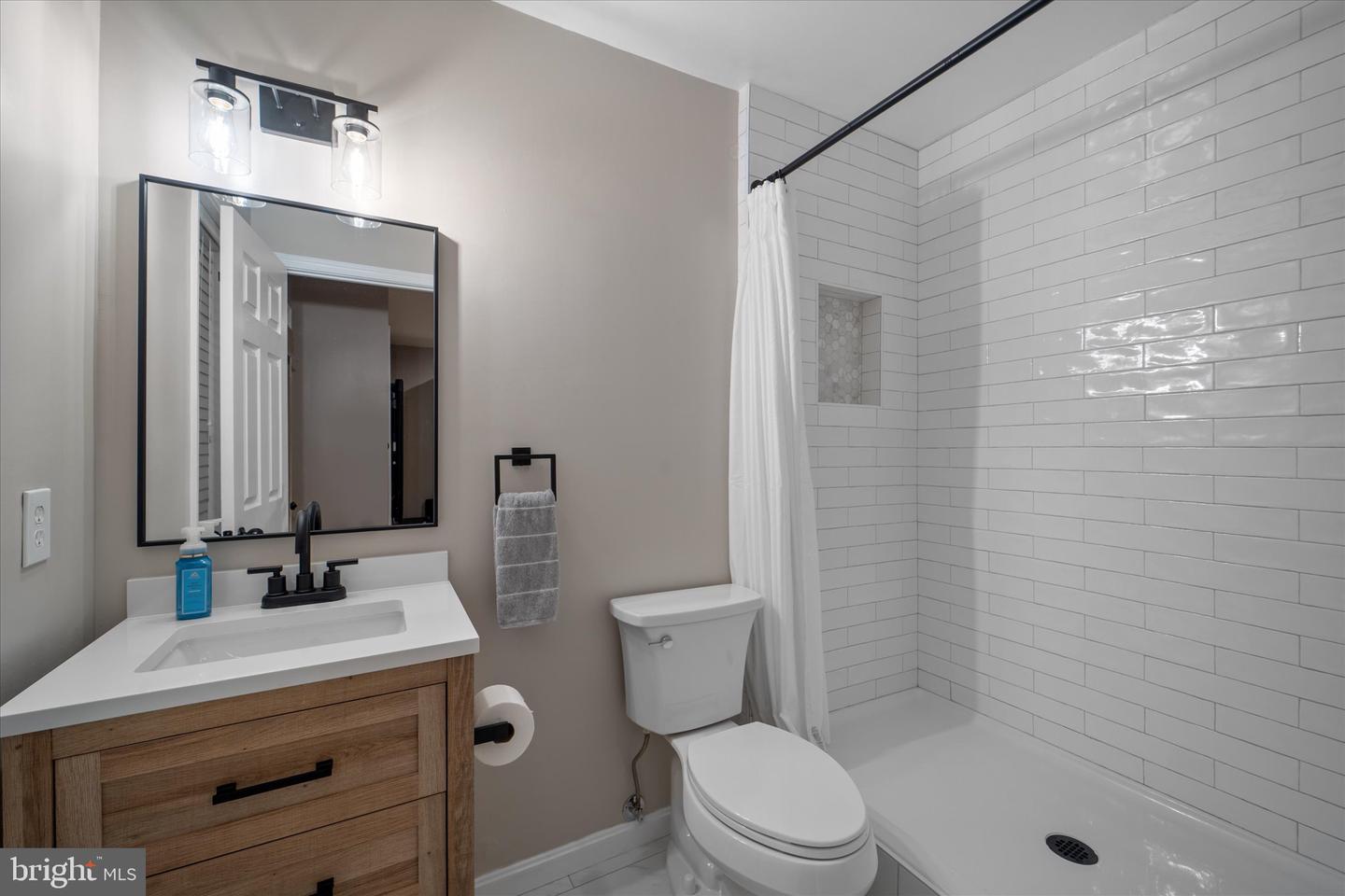 8207 SINGLELEAF LN, LORTON, Virginia 22079, 4 Bedrooms Bedrooms, ,3 BathroomsBathrooms,Residential,For sale,8207 SINGLELEAF LN,VAFX2237900 MLS # VAFX2237900