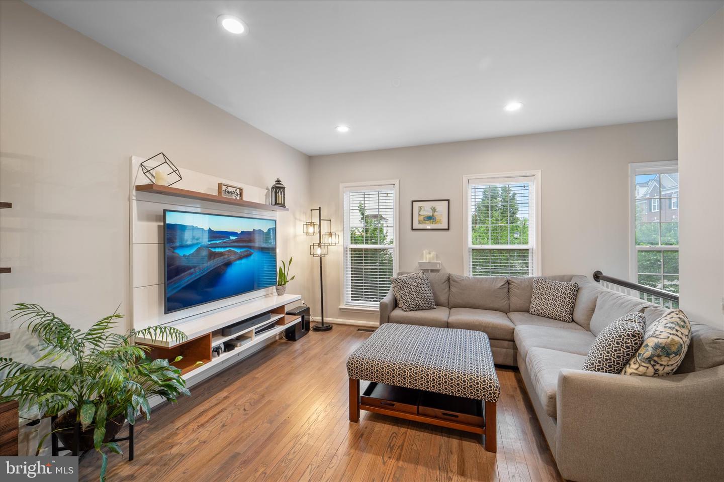 8207 SINGLELEAF LN, LORTON, Virginia 22079, 4 Bedrooms Bedrooms, ,3 BathroomsBathrooms,Residential,For sale,8207 SINGLELEAF LN,VAFX2237900 MLS # VAFX2237900