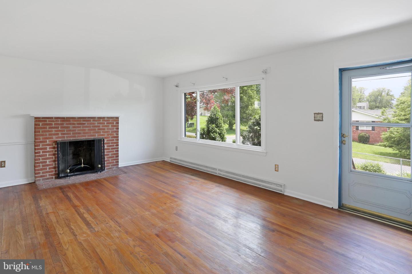 321 E E ST, PURCELLVILLE, Virginia 20132, 3 Bedrooms Bedrooms, ,2 BathroomsBathrooms,Residential,For sale,321 E E ST,VALO2095366 MLS # VALO2095366