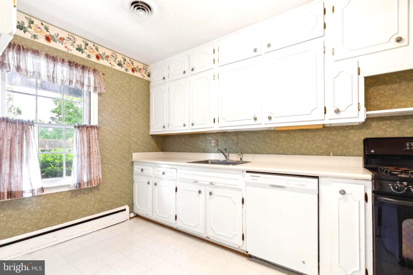 9005 LONGSTREET DR, MANASSAS, Virginia 20110, 3 Bedrooms Bedrooms, ,2 BathroomsBathrooms,Residential,For sale,9005 LONGSTREET DR,VAMN2008262 MLS # VAMN2008262