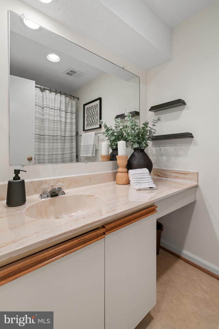 37 S FLOYD ST, ALEXANDRIA, Virginia 22304, 3 Bedrooms Bedrooms, ,2 BathroomsBathrooms,Residential,For sale,37 S FLOYD ST,VAAX2044886 MLS # VAAX2044886