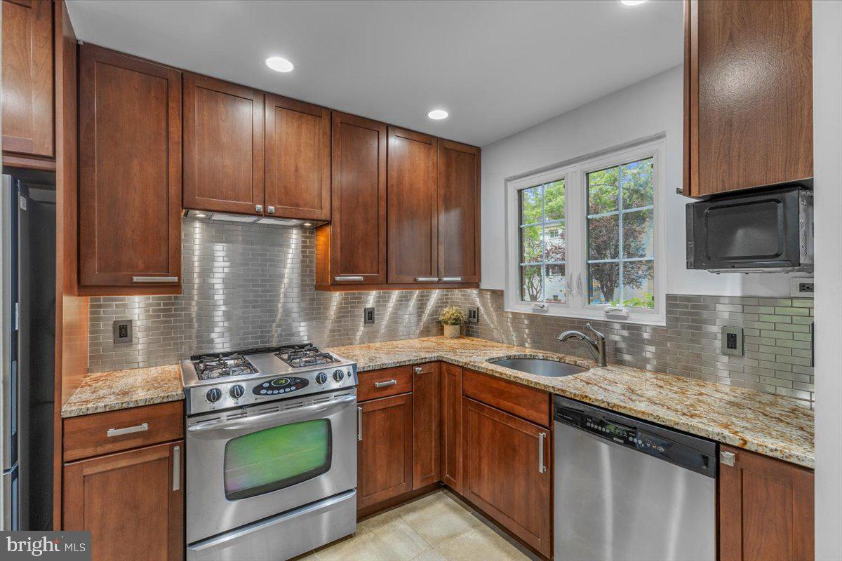 3322 CORYELL LN, ALEXANDRIA, Virginia 22302, 1 Bedroom Bedrooms, ,1 BathroomBathrooms,Residential,For sale,3322 CORYELL LN,VAAX2044932 MLS # VAAX2044932