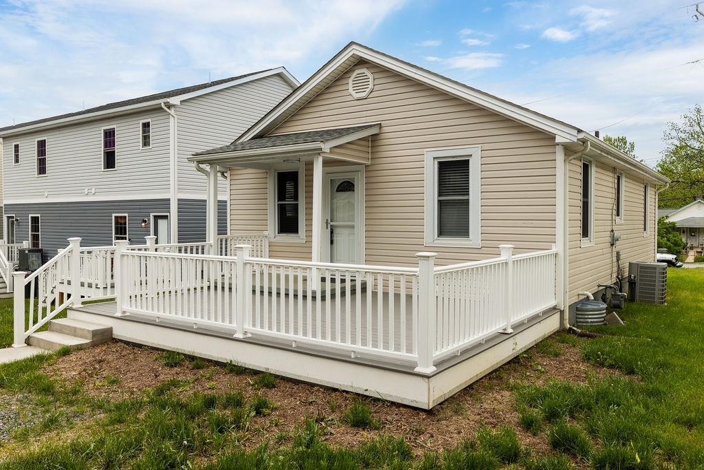238 N CHARLOTTE AVE, WAYNESBORO, Virginia 22980, 2 Bedrooms Bedrooms, ,1 BathroomBathrooms,Residential,238 N CHARLOTTE AVE,664366 MLS # 664366