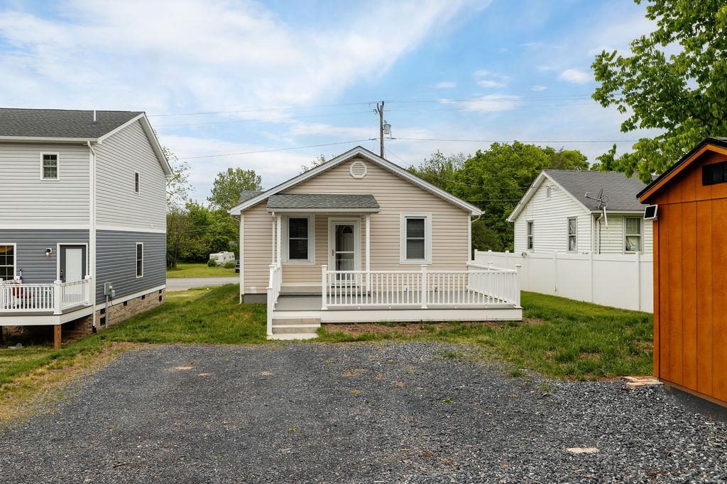 238 N CHARLOTTE AVE, WAYNESBORO, Virginia 22980, 2 Bedrooms Bedrooms, ,1 BathroomBathrooms,Residential,238 N CHARLOTTE AVE,664366 MLS # 664366
