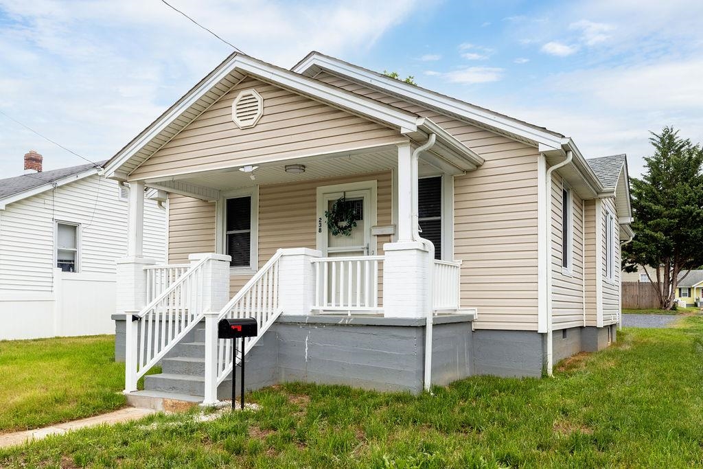 238 N CHARLOTTE AVE, WAYNESBORO, Virginia 22980, 2 Bedrooms Bedrooms, ,1 BathroomBathrooms,Residential,238 N CHARLOTTE AVE,664366 MLS # 664366