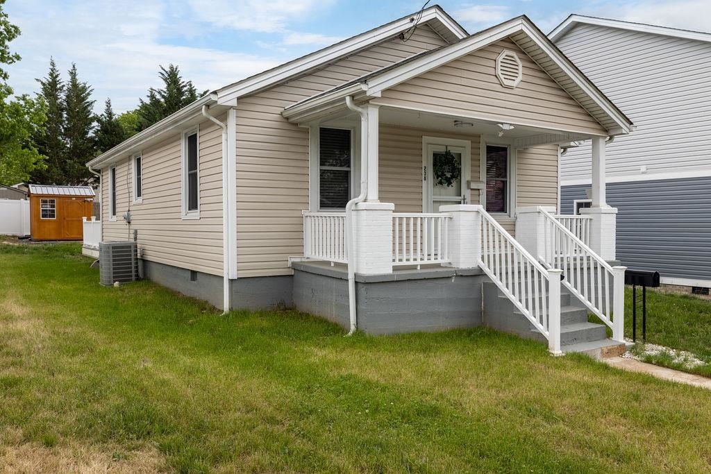 238 N CHARLOTTE AVE, WAYNESBORO, Virginia 22980, 2 Bedrooms Bedrooms, ,1 BathroomBathrooms,Residential,238 N CHARLOTTE AVE,664366 MLS # 664366