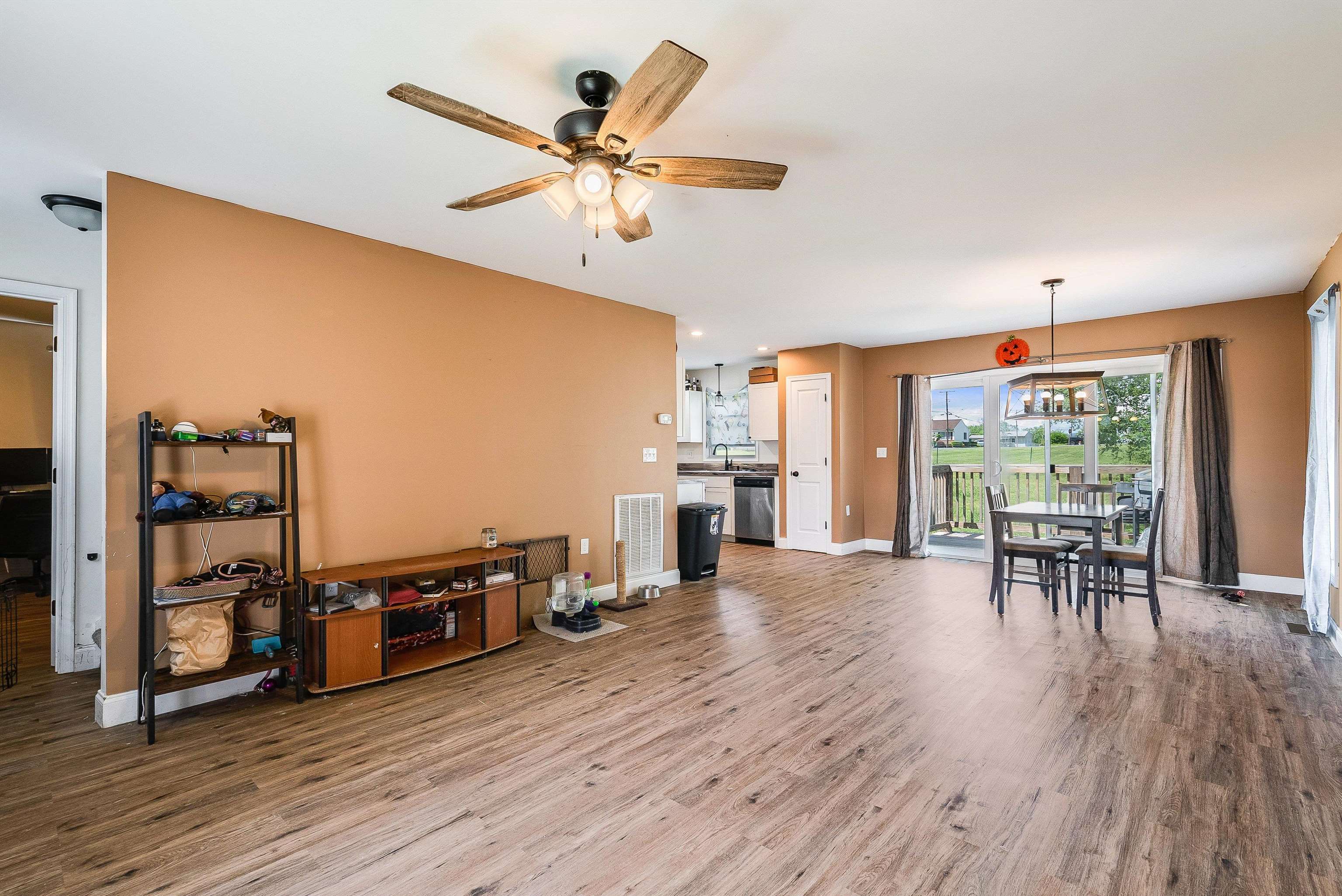 250 W WASHINGTON AVE, ELKTON, Virginia 22827, 3 Bedrooms Bedrooms, ,2 BathroomsBathrooms,Residential,250 W WASHINGTON AVE,664378 MLS # 664378