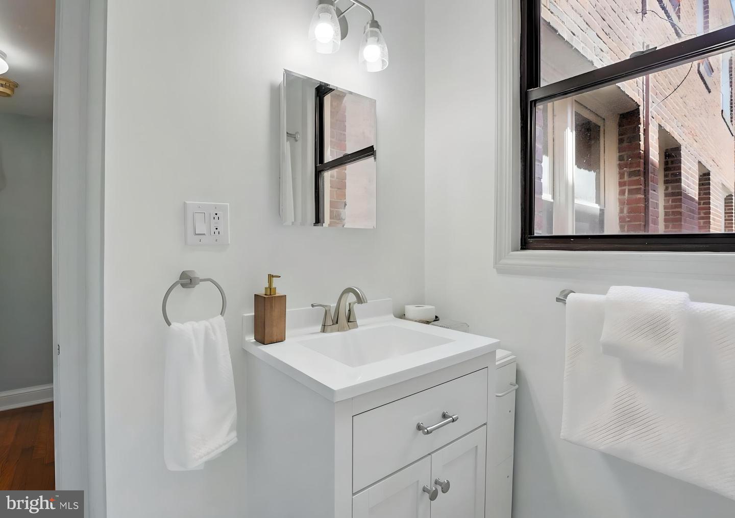 311 7TH ST NE #5, WASHINGTON, District Of Columbia 20002, 2 Bedrooms Bedrooms, ,1 BathroomBathrooms,Residential,For sale,311 7TH ST NE #5,DCDC2199192 MLS # DCDC2199192