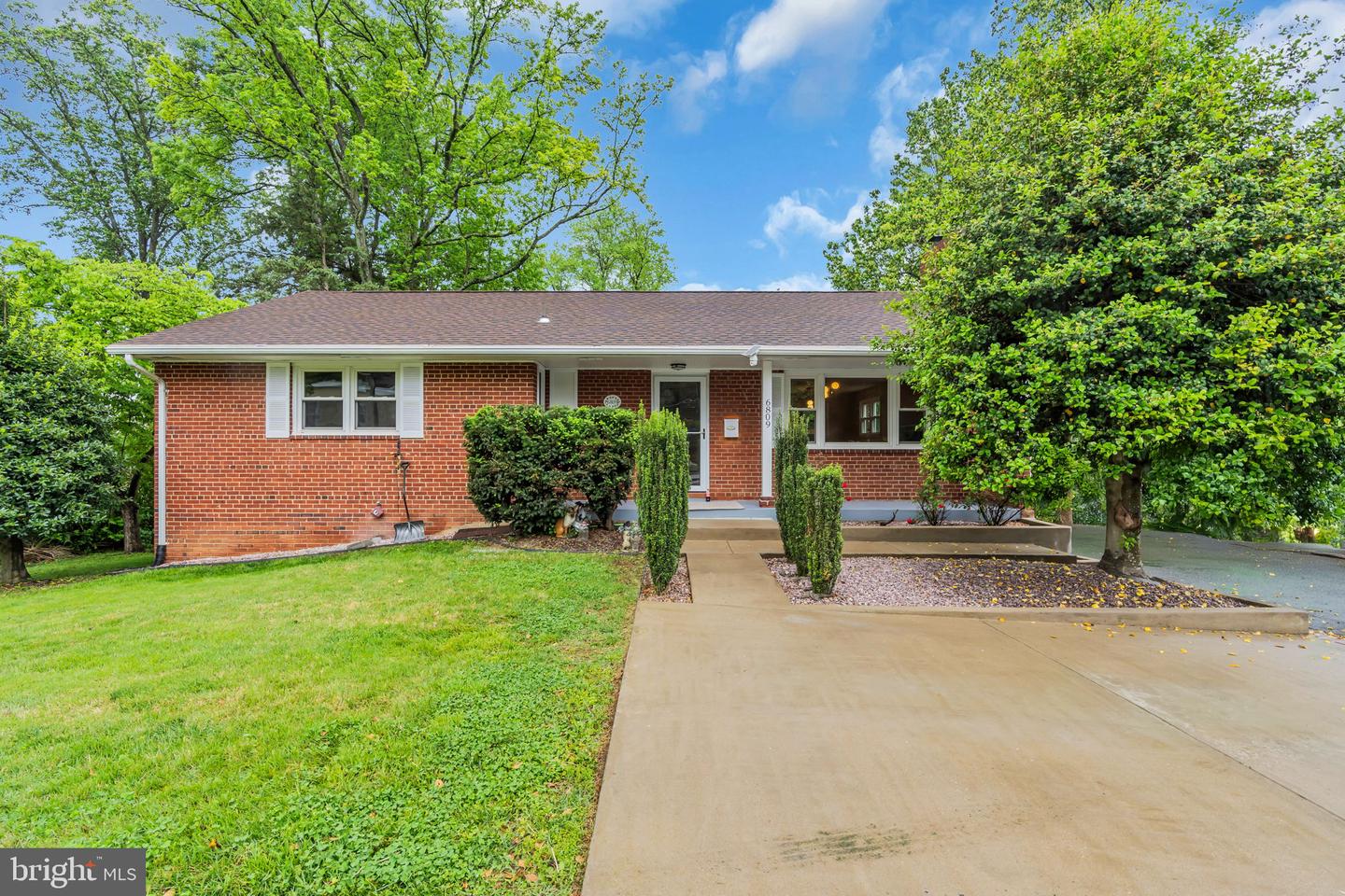 6809 BRADDOCK RD, SPRINGFIELD, Virginia 22151, 4 Bedrooms Bedrooms, ,3 BathroomsBathrooms,Residential,For sale,6809 BRADDOCK RD,VAFX2239036 MLS # VAFX2239036