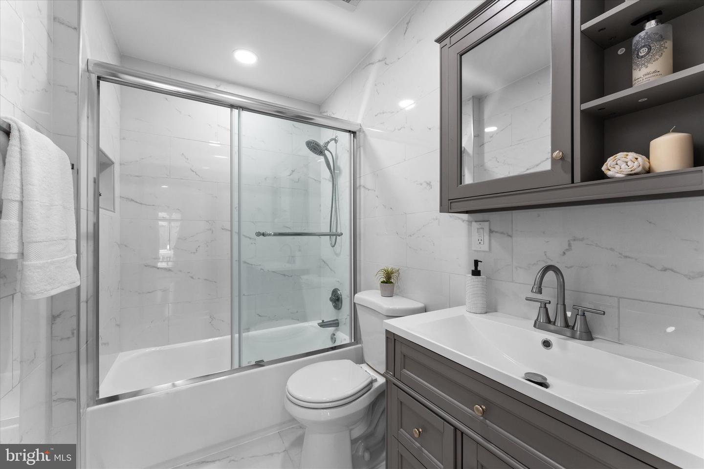 3805 CAROLYN AVE, FAIRFAX, Virginia 22031, 6 Bedrooms Bedrooms, ,5 BathroomsBathrooms,Residential,For sale,3805 CAROLYN AVE,VAFC2006278 MLS # VAFC2006278