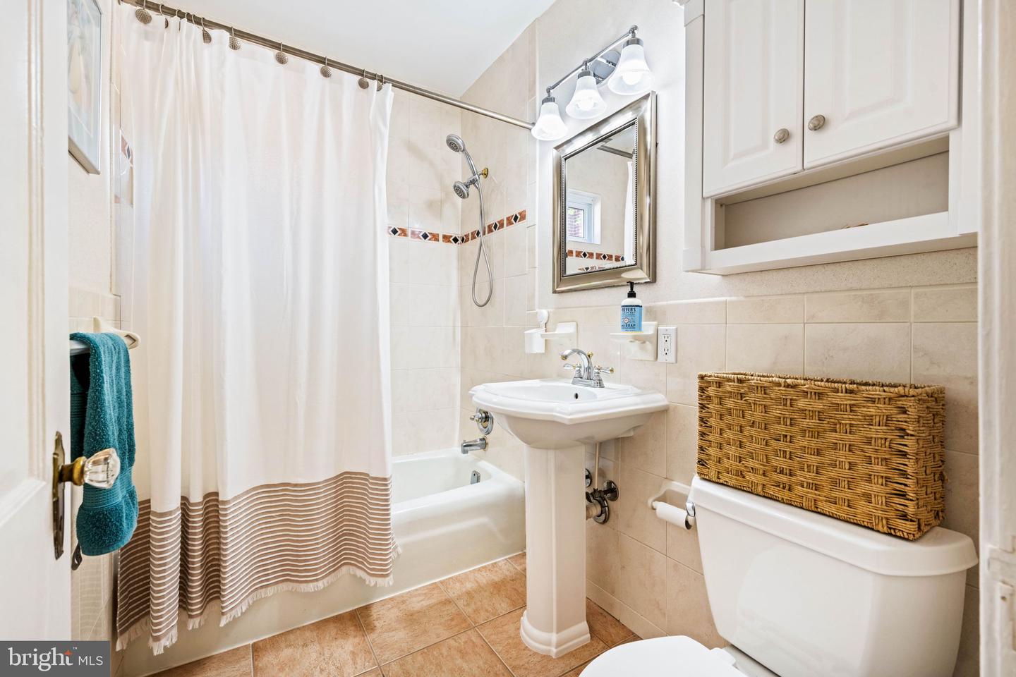 13 W MASONIC VIEW AVE, ALEXANDRIA, Virginia 22301, 4 Bedrooms Bedrooms, ,3 BathroomsBathrooms,Residential,For sale,13 W MASONIC VIEW AVE,VAAX2045066 MLS # VAAX2045066
