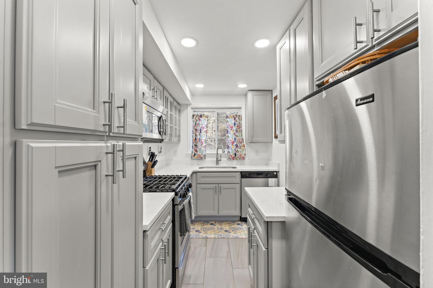 3327 VALLEY DR #702, ALEXANDRIA, Virginia 22302, 2 Bedrooms Bedrooms, ,1 BathroomBathrooms,Residential,For sale,3327 VALLEY DR #702,VAAX2045090 MLS # VAAX2045090