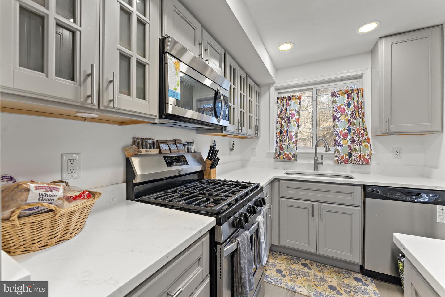 3327 VALLEY DR #702, ALEXANDRIA, Virginia 22302, 2 Bedrooms Bedrooms, ,1 BathroomBathrooms,Residential,For sale,3327 VALLEY DR #702,VAAX2045090 MLS # VAAX2045090