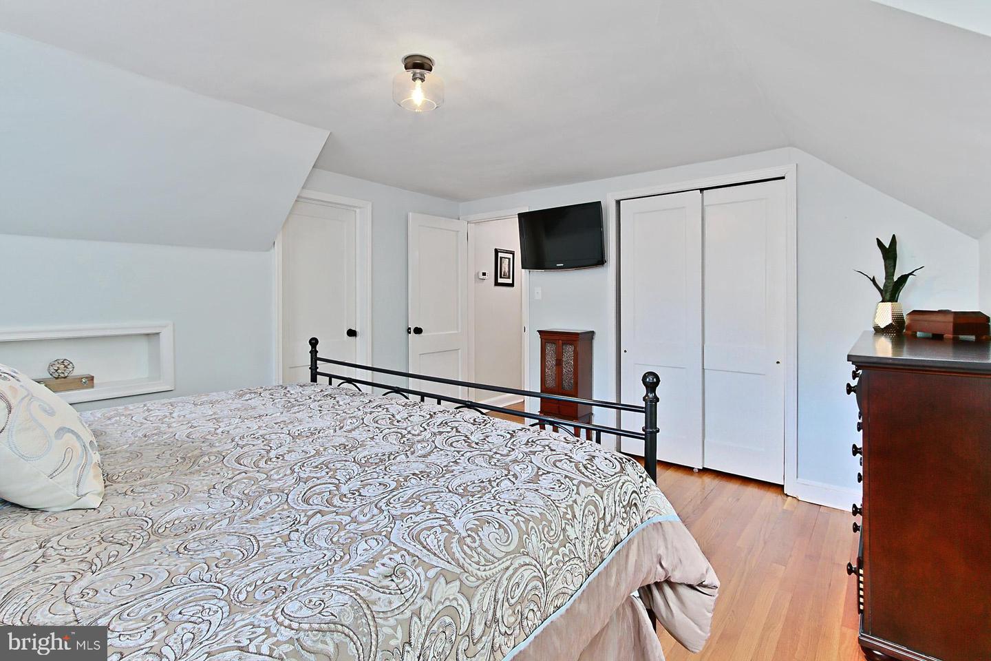 3064 HOLMES RUN RD, FALLS CHURCH, Virginia 22042, 3 Bedrooms Bedrooms, ,3 BathroomsBathrooms,Residential,For sale,3064 HOLMES RUN RD,VAFX2239350 MLS # VAFX2239350