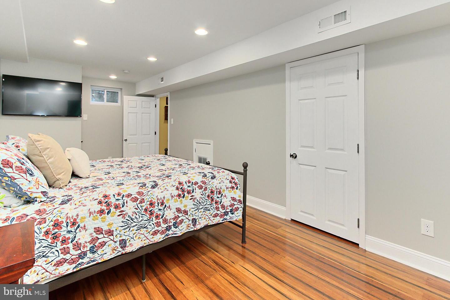 3064 HOLMES RUN RD, FALLS CHURCH, Virginia 22042, 3 Bedrooms Bedrooms, ,3 BathroomsBathrooms,Residential,For sale,3064 HOLMES RUN RD,VAFX2239350 MLS # VAFX2239350