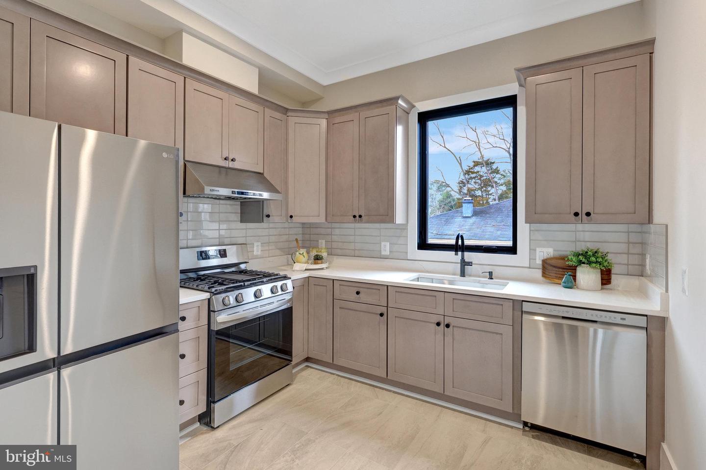 7916 LEWINSVILLE RD, MCLEAN, Virginia 22102, 6 Bedrooms Bedrooms, ,6 BathroomsBathrooms,Residential,For sale,7916 LEWINSVILLE RD,VAFX2239420 MLS # VAFX2239420