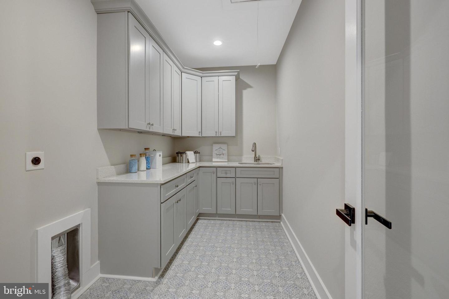7916 LEWINSVILLE RD, MCLEAN, Virginia 22102, 6 Bedrooms Bedrooms, ,6 BathroomsBathrooms,Residential,For sale,7916 LEWINSVILLE RD,VAFX2239420 MLS # VAFX2239420