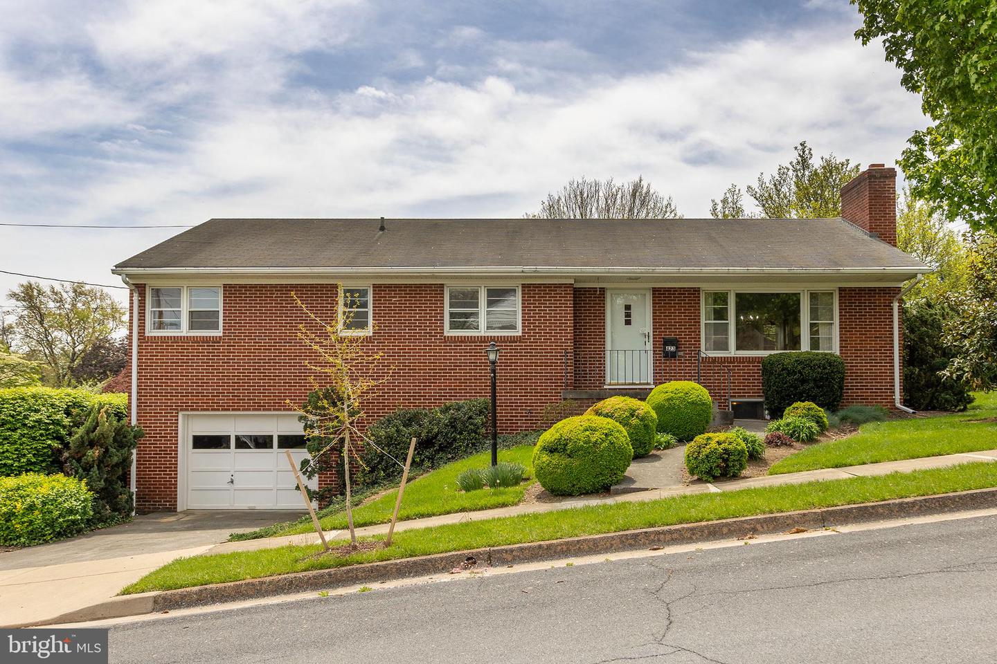 423 W MONMOUTH ST, WINCHESTER, Virginia 22601, 3 Bedrooms Bedrooms, ,2 BathroomsBathrooms,Residential,For sale,423 W MONMOUTH ST,VAWI2007646 MLS # VAWI2007646