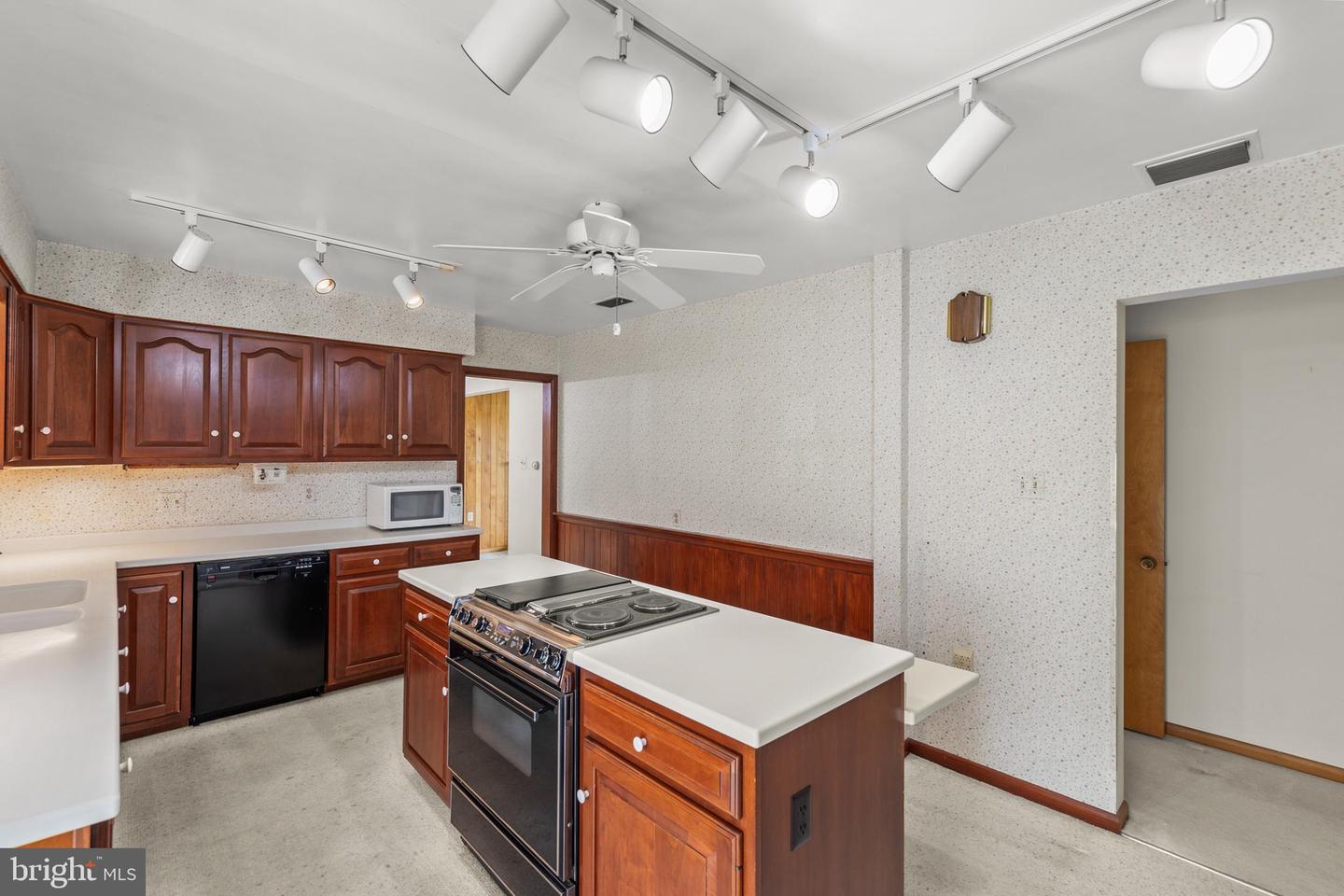 423 W MONMOUTH ST, WINCHESTER, Virginia 22601, 3 Bedrooms Bedrooms, ,2 BathroomsBathrooms,Residential,For sale,423 W MONMOUTH ST,VAWI2007646 MLS # VAWI2007646