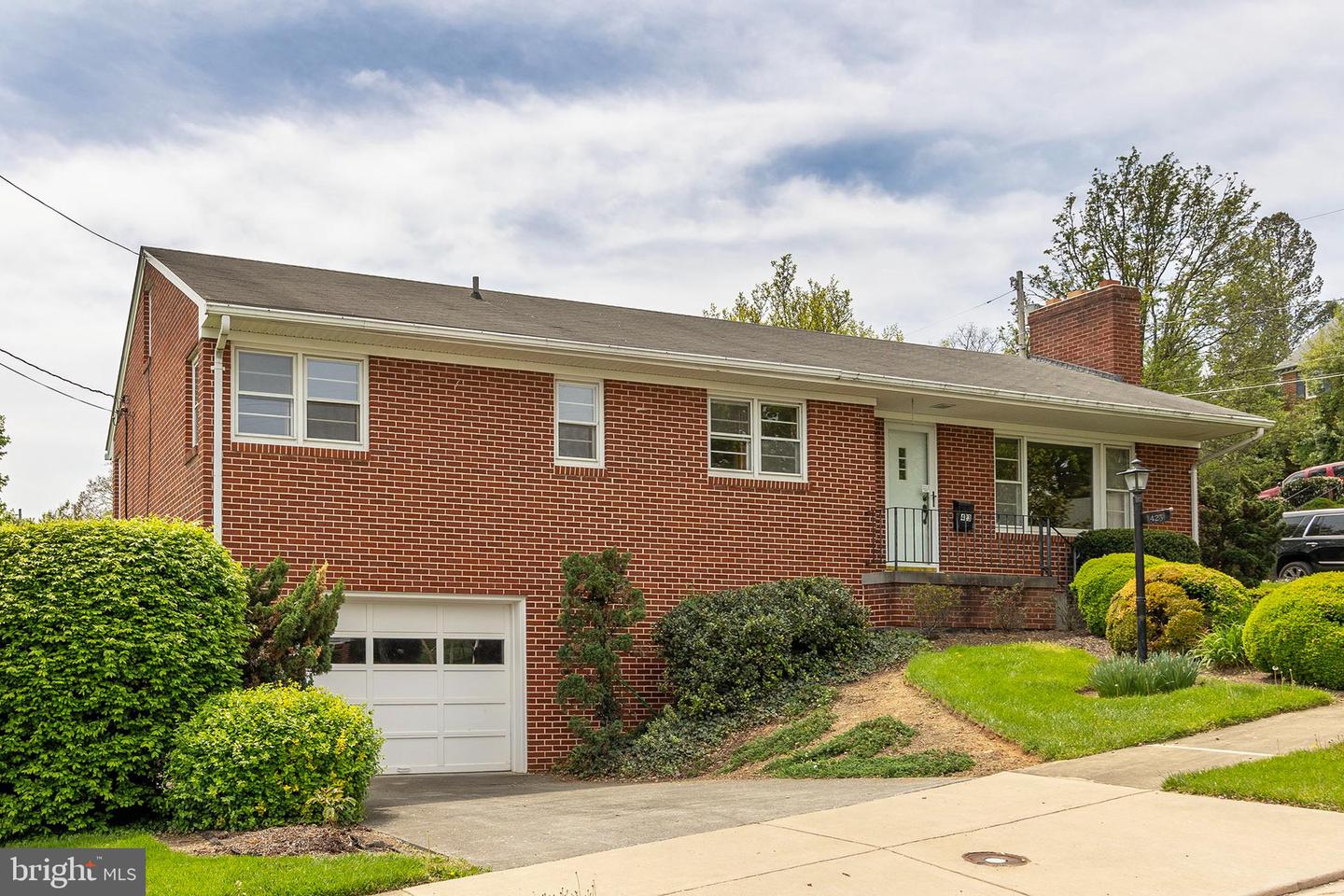 423 W MONMOUTH ST, WINCHESTER, Virginia 22601, 3 Bedrooms Bedrooms, ,2 BathroomsBathrooms,Residential,For sale,423 W MONMOUTH ST,VAWI2007646 MLS # VAWI2007646