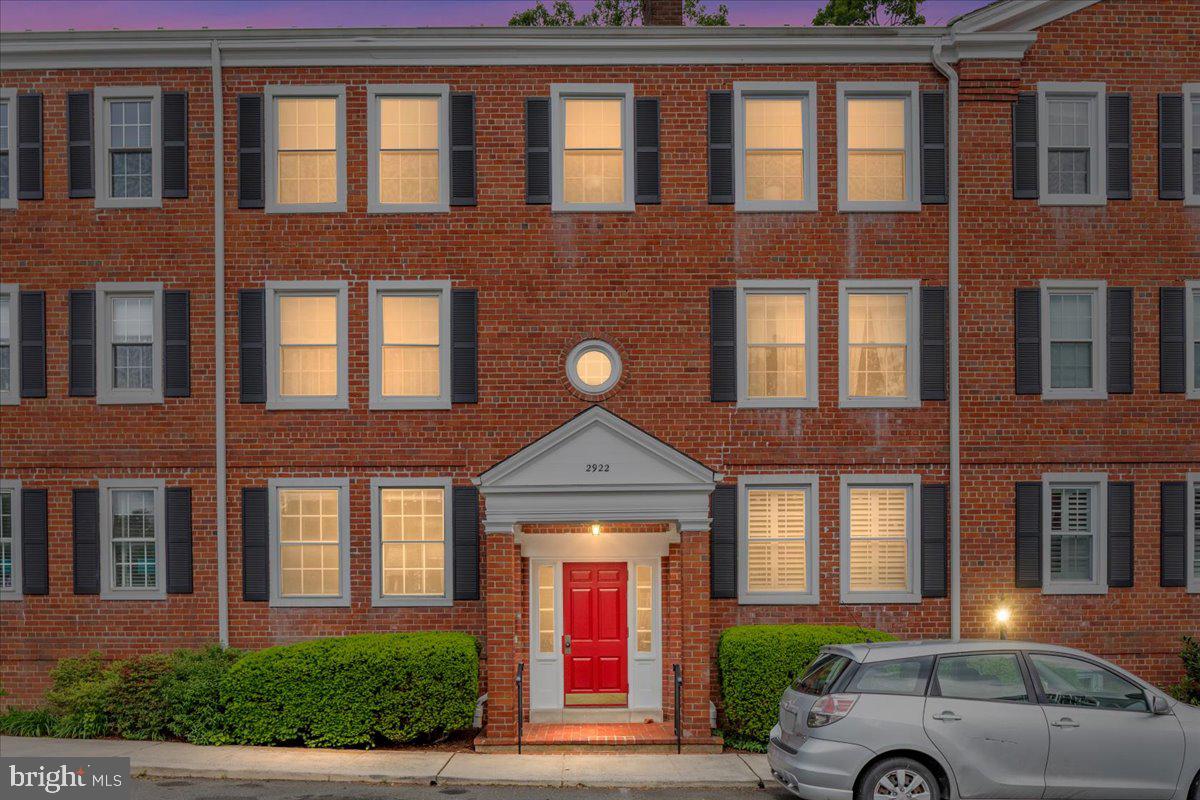 2922 S BUCHANAN ST #C1, ARLINGTON, Virginia 22206, 2 Bedrooms Bedrooms, ,1 BathroomBathrooms,Residential,For sale,2922 S BUCHANAN ST #C1,VAAR2057220 MLS # VAAR2057220