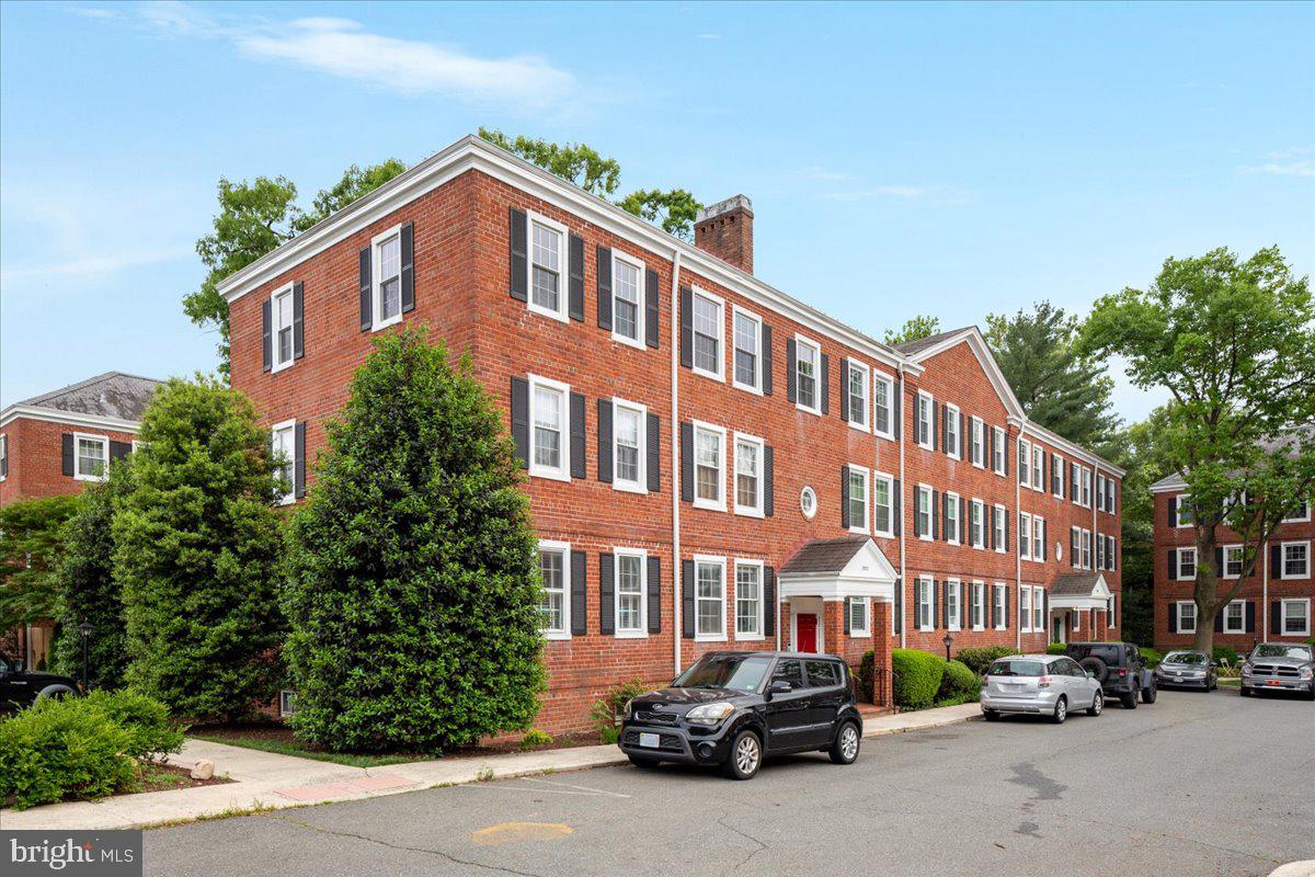 2922 S BUCHANAN ST #C1, ARLINGTON, Virginia 22206, 2 Bedrooms Bedrooms, ,1 BathroomBathrooms,Residential,For sale,2922 S BUCHANAN ST #C1,VAAR2057220 MLS # VAAR2057220