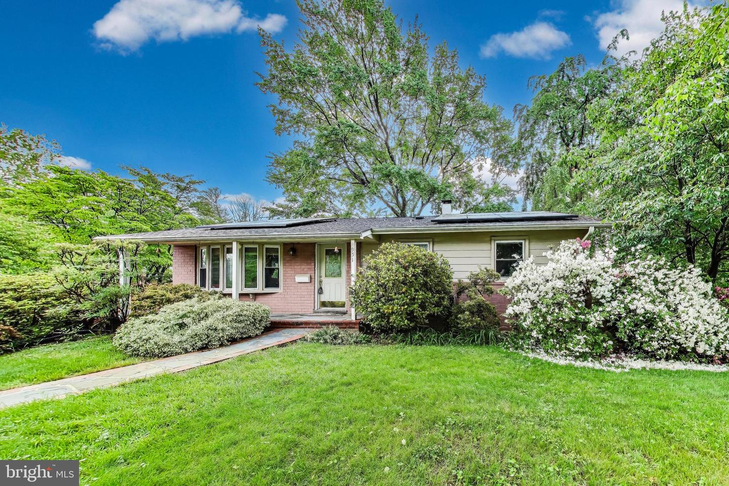 4951 ROSLYN RD, ANNANDALE, Virginia 22003, 4 Bedrooms Bedrooms, ,3 BathroomsBathrooms,Residential,For sale,4951 ROSLYN RD,VAFX2239466 MLS # VAFX2239466