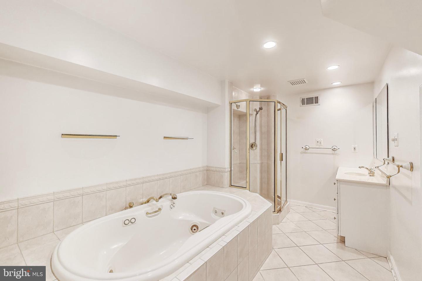 4951 ROSLYN RD, ANNANDALE, Virginia 22003, 4 Bedrooms Bedrooms, ,3 BathroomsBathrooms,Residential,For sale,4951 ROSLYN RD,VAFX2239466 MLS # VAFX2239466