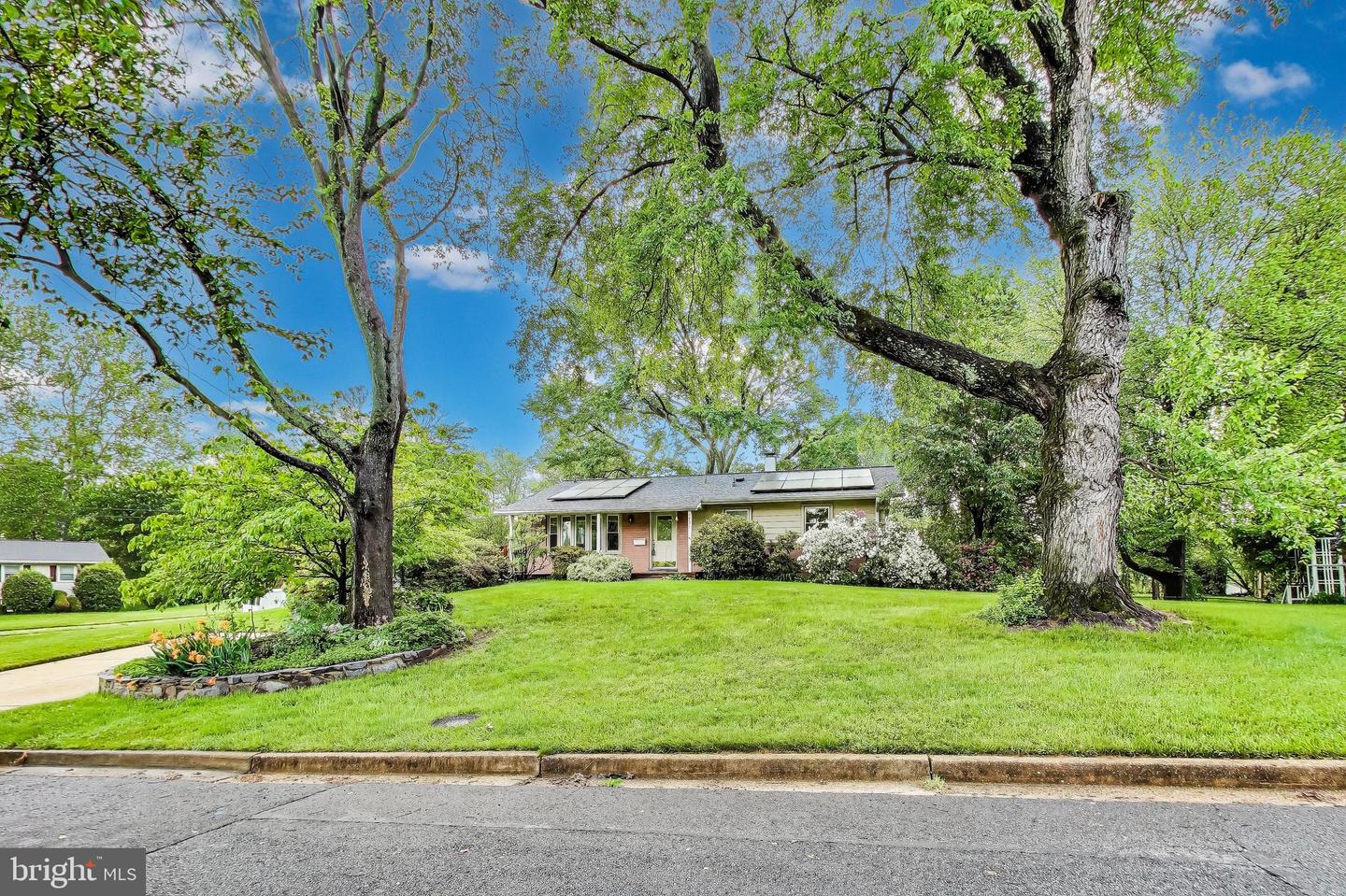 4951 ROSLYN RD, ANNANDALE, Virginia 22003, 4 Bedrooms Bedrooms, ,3 BathroomsBathrooms,Residential,For sale,4951 ROSLYN RD,VAFX2239466 MLS # VAFX2239466