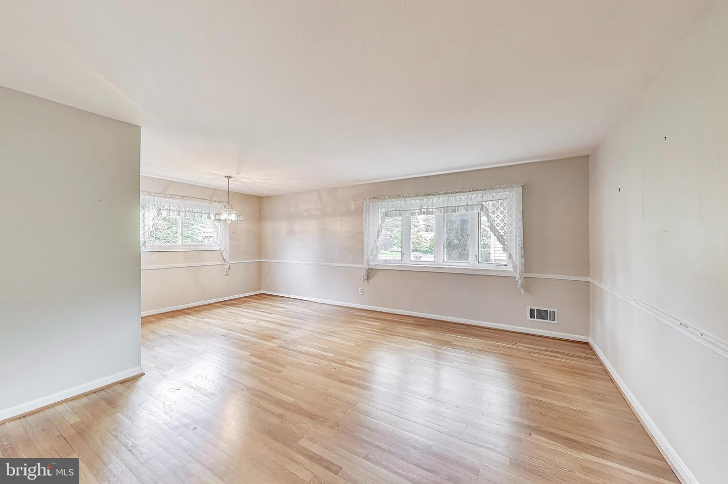 4951 ROSLYN RD, ANNANDALE, Virginia 22003, 4 Bedrooms Bedrooms, ,3 BathroomsBathrooms,Residential,For sale,4951 ROSLYN RD,VAFX2239466 MLS # VAFX2239466