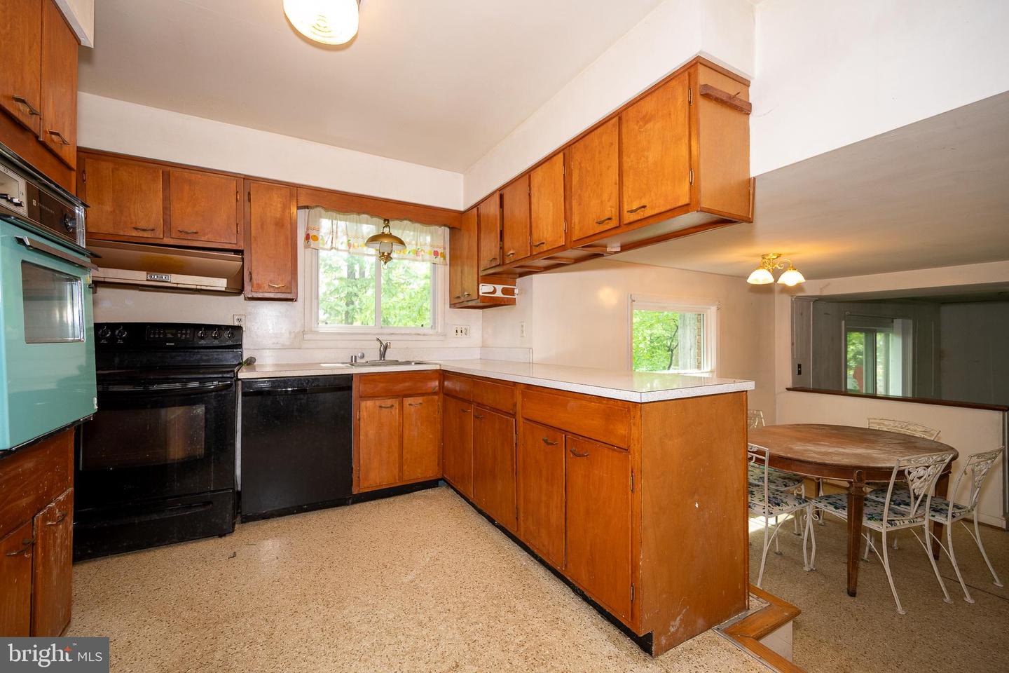 402 OLD COURTHOUSE RD NE, VIENNA, Virginia 22180, 5 Bedrooms Bedrooms, ,3 BathroomsBathrooms,Residential,For sale,402 OLD COURTHOUSE RD NE,VAFX2239804 MLS # VAFX2239804