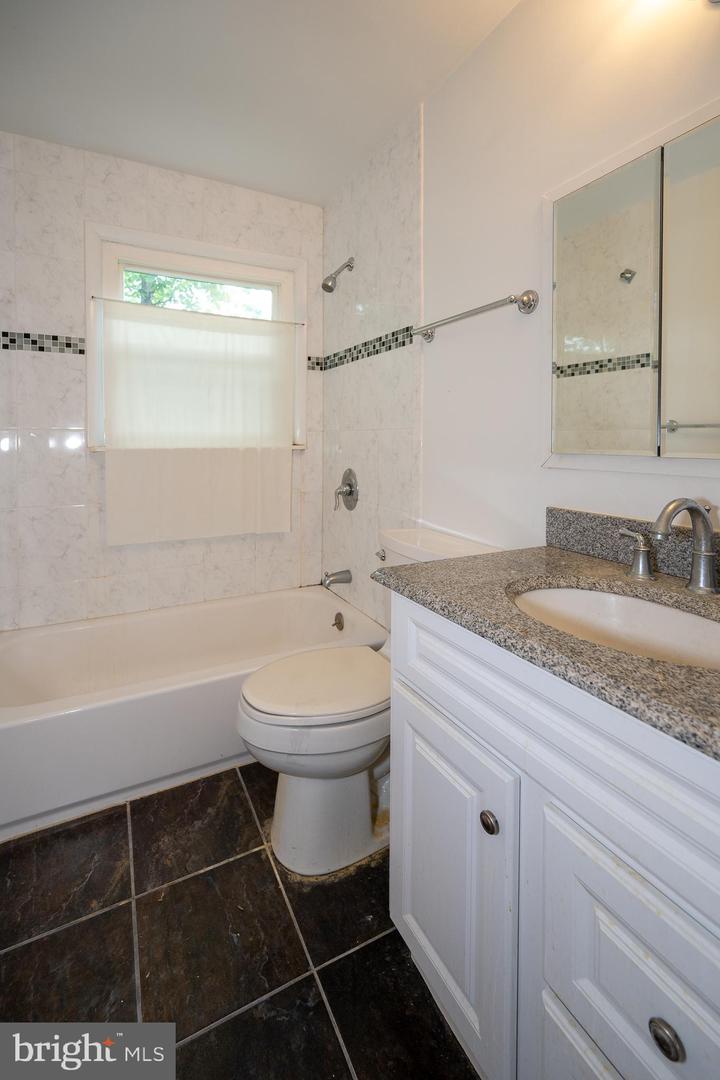 402 OLD COURTHOUSE RD NE, VIENNA, Virginia 22180, 5 Bedrooms Bedrooms, ,3 BathroomsBathrooms,Residential,For sale,402 OLD COURTHOUSE RD NE,VAFX2239804 MLS # VAFX2239804