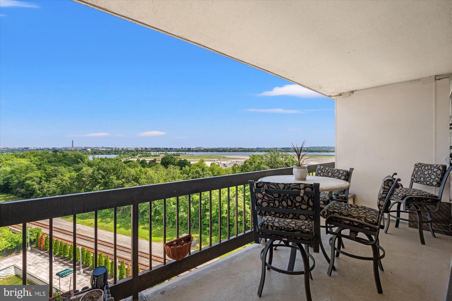 1805 CRYSTAL DR #1011S, ARLINGTON, Virginia 22202, 2 Bedrooms Bedrooms, ,2 BathroomsBathrooms,Residential,For sale,1805 CRYSTAL DR #1011S,VAAR2057286 MLS # VAAR2057286