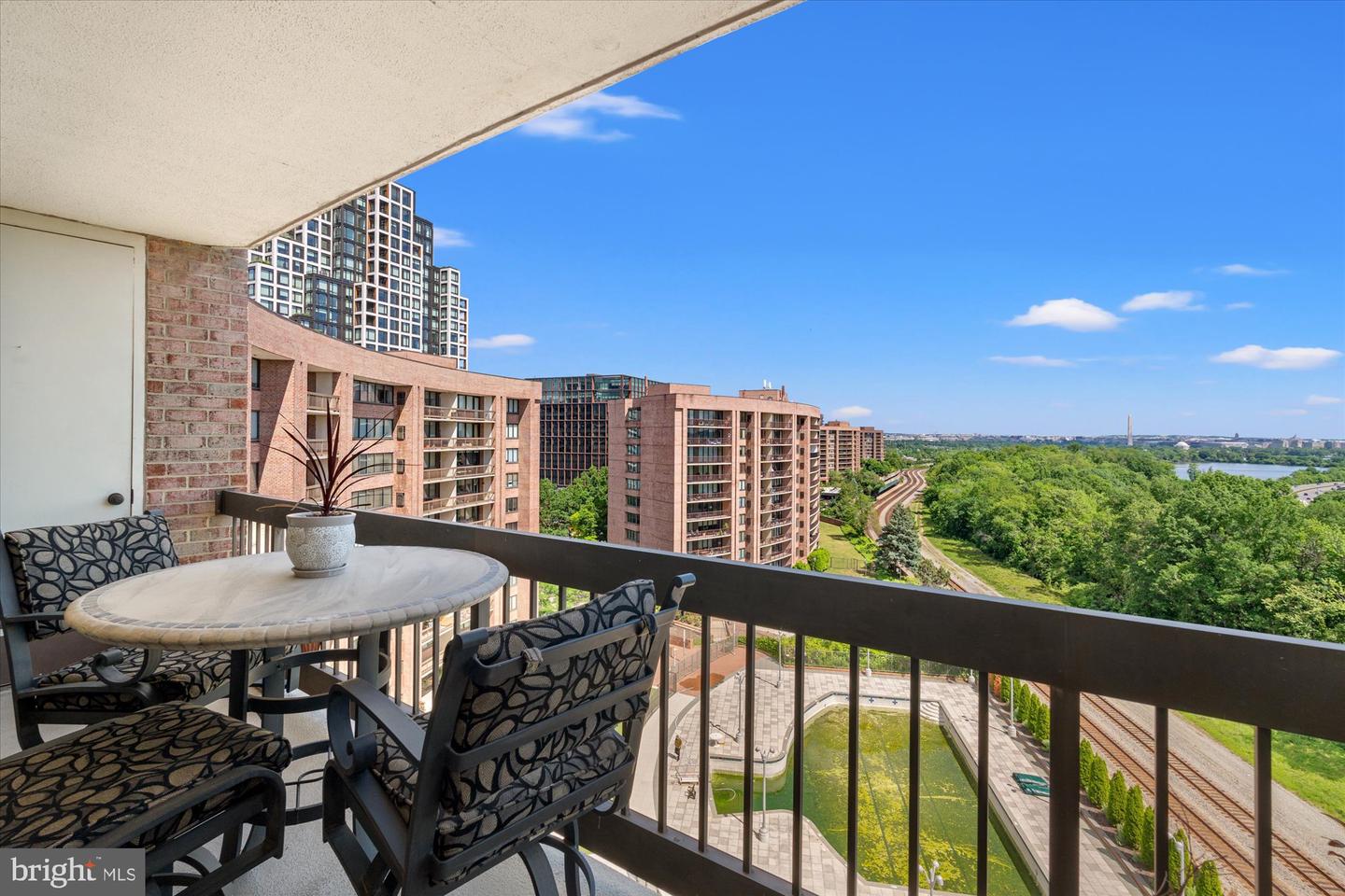 1805 CRYSTAL DR #1011S, ARLINGTON, Virginia 22202, 2 Bedrooms Bedrooms, ,2 BathroomsBathrooms,Residential,For sale,1805 CRYSTAL DR #1011S,VAAR2057286 MLS # VAAR2057286