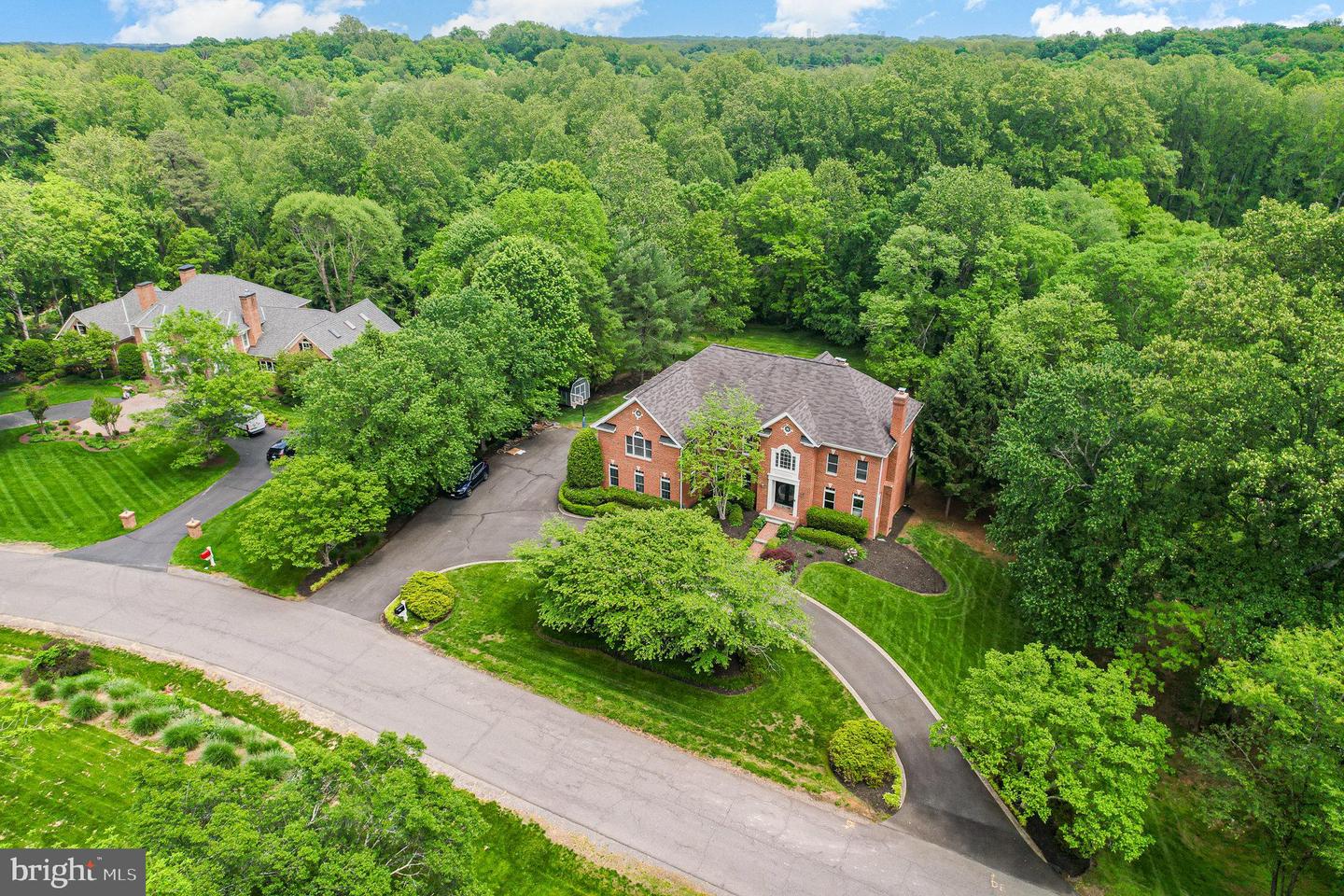2091 HUNTERS CREST WAY, VIENNA, Virginia 22181, 6 Bedrooms Bedrooms, ,5 BathroomsBathrooms,Residential,For sale,2091 HUNTERS CREST WAY,VAFX2212048 MLS # VAFX2212048