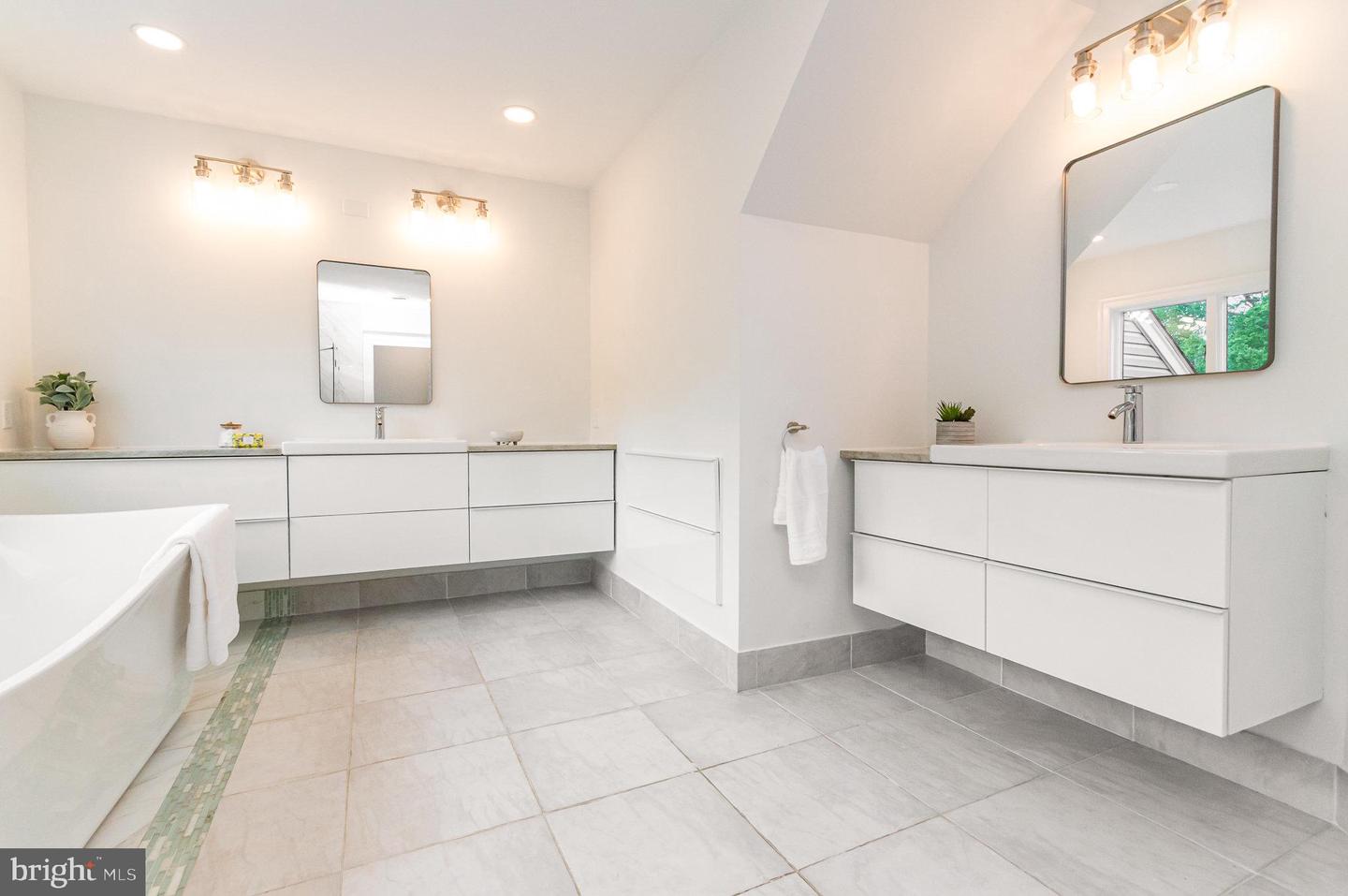 2091 HUNTERS CREST WAY, VIENNA, Virginia 22181, 6 Bedrooms Bedrooms, ,5 BathroomsBathrooms,Residential,For sale,2091 HUNTERS CREST WAY,VAFX2212048 MLS # VAFX2212048